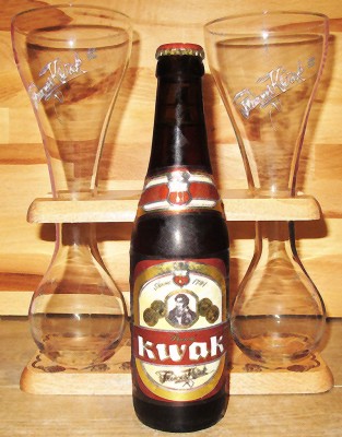 kwak bier met bijbehorende glazen